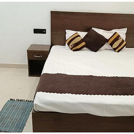 Hotel Aparna Grand Near Ram Janam Bhoomi And Temple - Fully Air Conditioned - Free Wifi Available - Best Budget Hotel In Ayodhya Zewnętrze zdjęcie