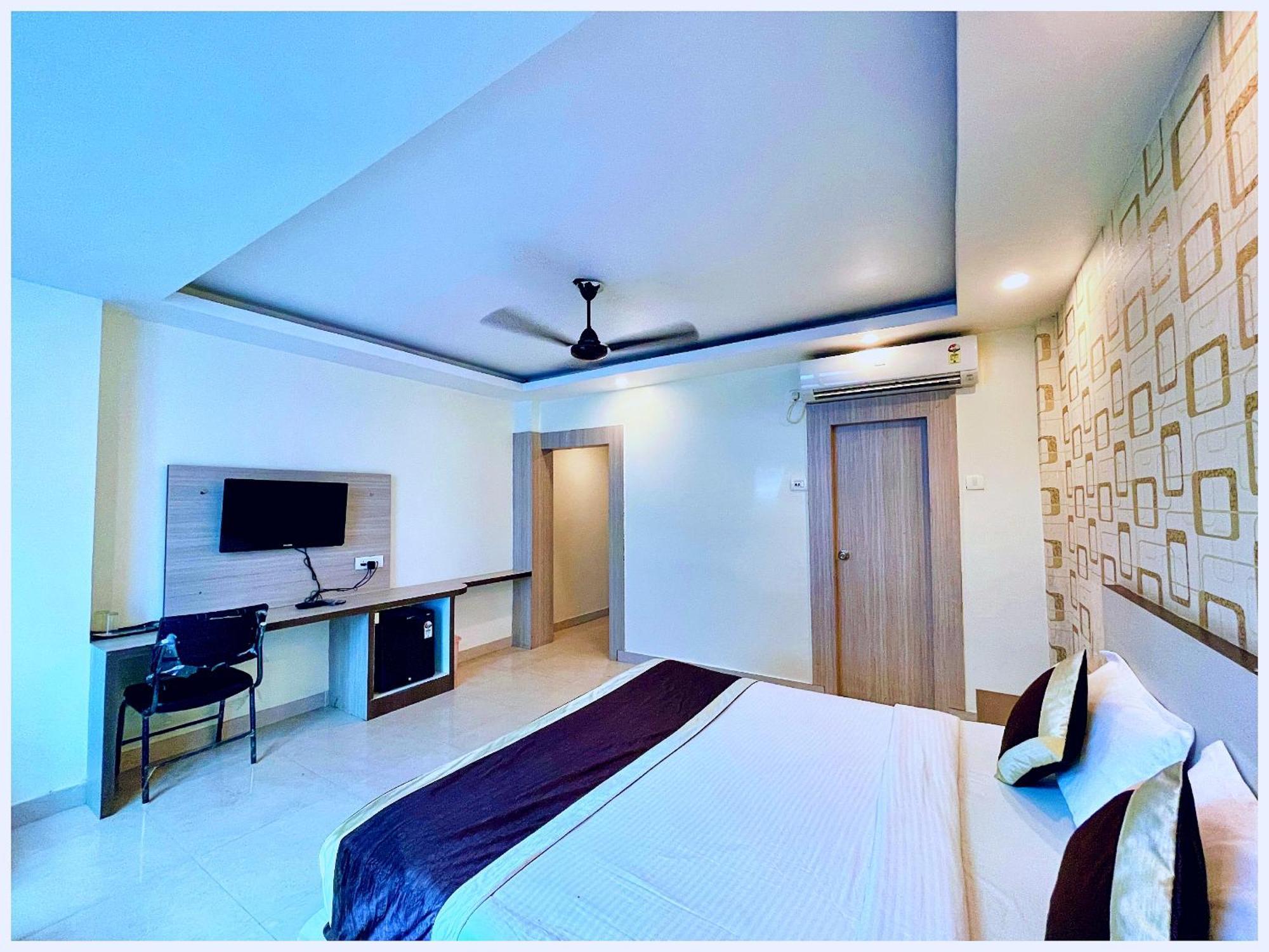 Hotel Aparna Grand Near Ram Janam Bhoomi And Temple - Fully Air Conditioned - Free Wifi Available - Best Budget Hotel In Ayodhya Zewnętrze zdjęcie