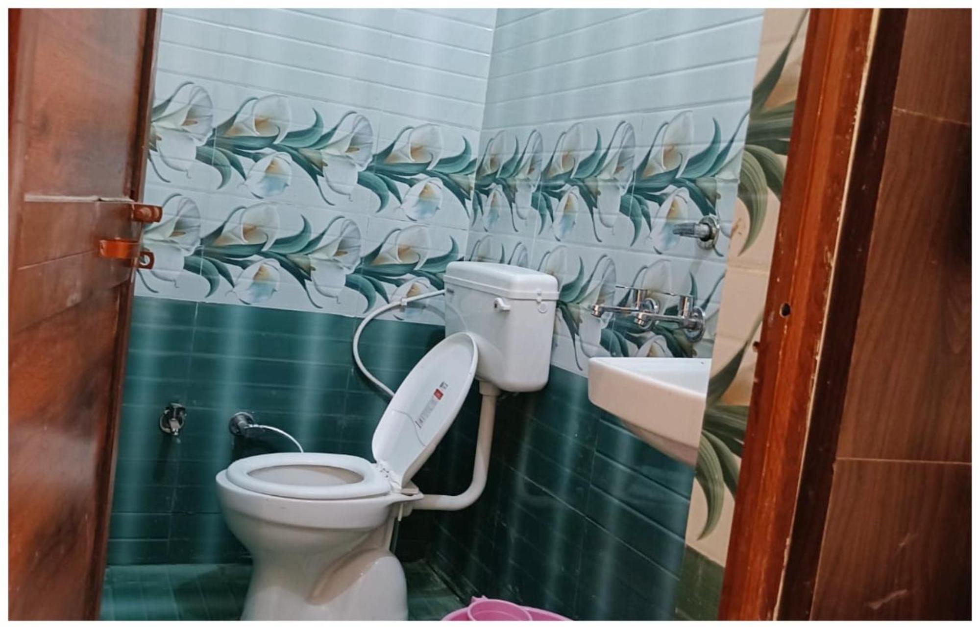 Hotel Aparna Grand Near Ram Janam Bhoomi And Temple - Fully Air Conditioned - Free Wifi Available - Best Budget Hotel In Ayodhya Zewnętrze zdjęcie