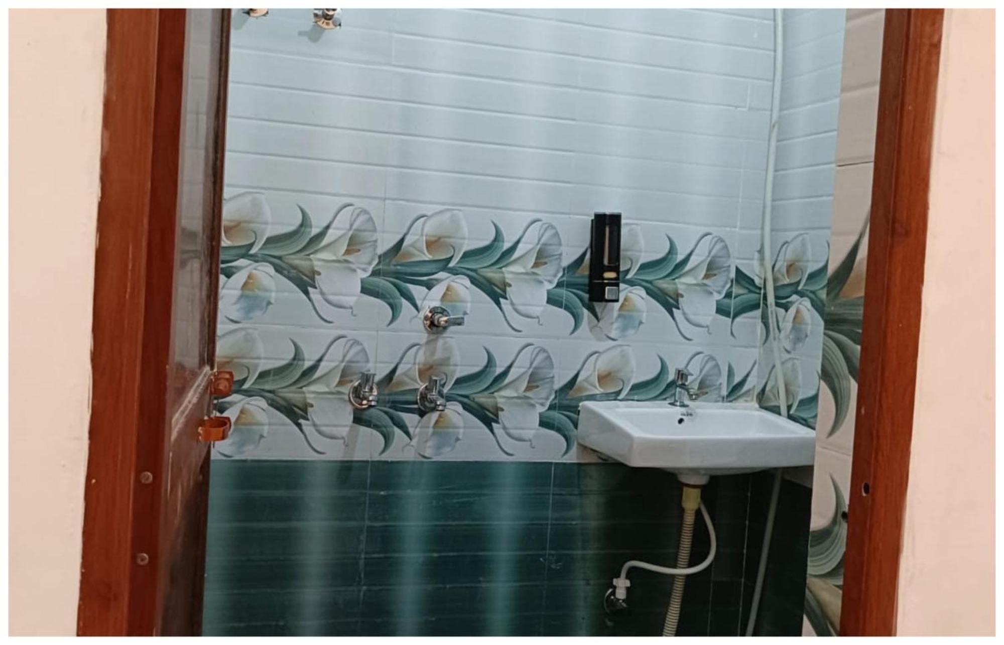 Hotel Aparna Grand Near Ram Janam Bhoomi And Temple - Fully Air Conditioned - Free Wifi Available - Best Budget Hotel In Ayodhya Zewnętrze zdjęcie