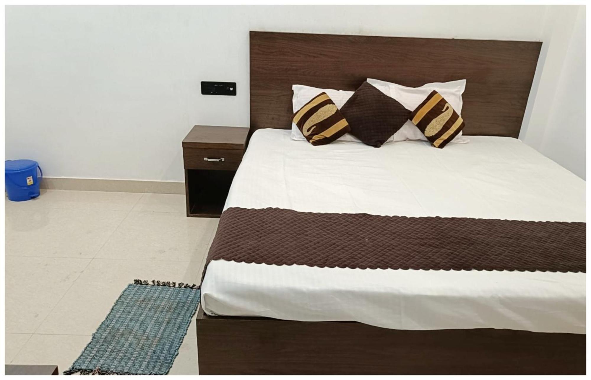 Hotel Aparna Grand Near Ram Janam Bhoomi And Temple - Fully Air Conditioned - Free Wifi Available - Best Budget Hotel In Ayodhya Zewnętrze zdjęcie