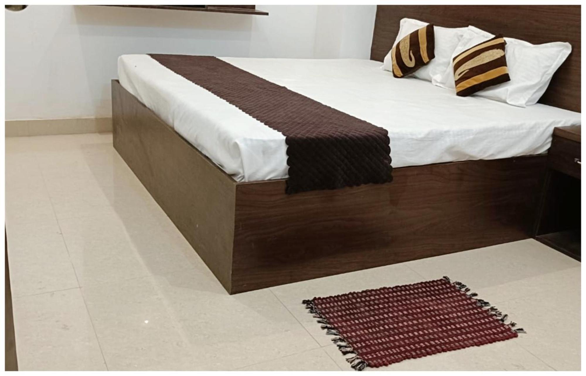Hotel Aparna Grand Near Ram Janam Bhoomi And Temple - Fully Air Conditioned - Free Wifi Available - Best Budget Hotel In Ayodhya Zewnętrze zdjęcie