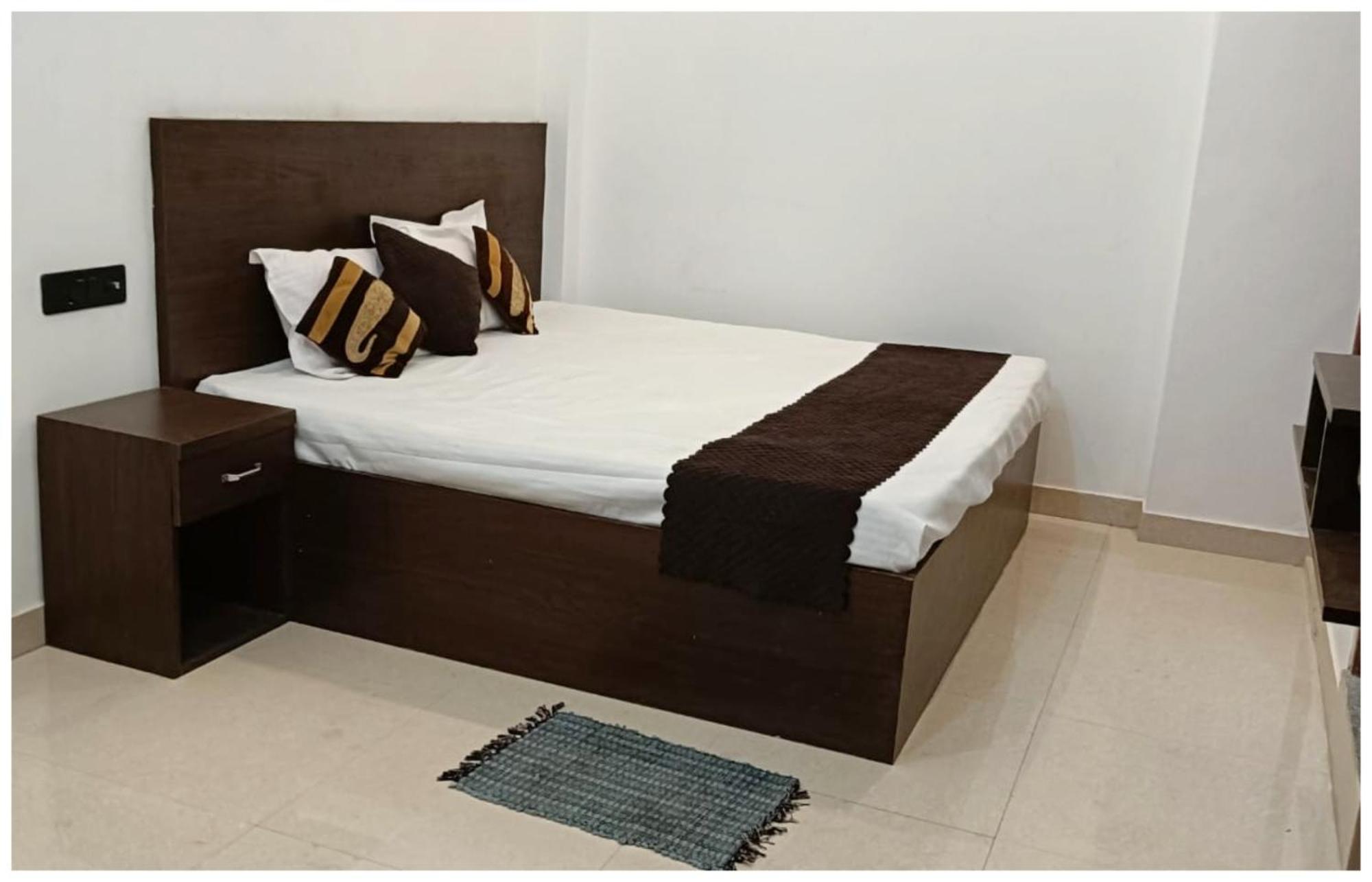 Hotel Aparna Grand Near Ram Janam Bhoomi And Temple - Fully Air Conditioned - Free Wifi Available - Best Budget Hotel In Ayodhya Zewnętrze zdjęcie