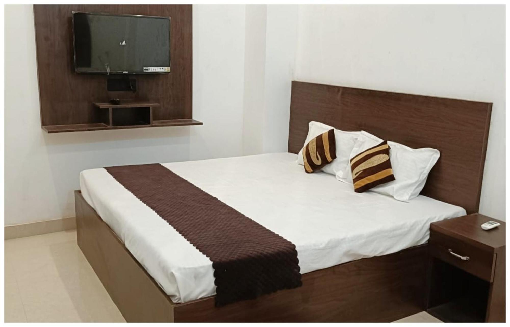 Hotel Aparna Grand Near Ram Janam Bhoomi And Temple - Fully Air Conditioned - Free Wifi Available - Best Budget Hotel In Ayodhya Zewnętrze zdjęcie